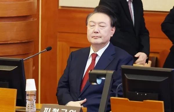 尹锡悦首次以自然人身份出席公审，称