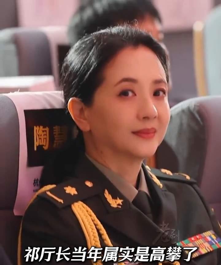 她是属于江南美女代表人物
她不仅是人长的美，拥有出色的演技，把小人物演的活灵活现