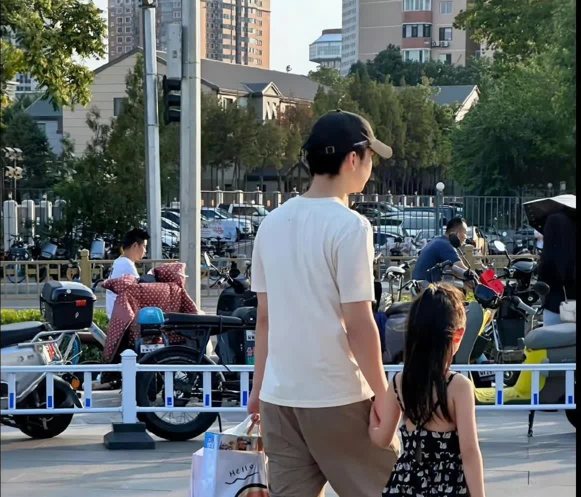 我宣布，
内娱所有离了婚的夫妻都要向董子健和孙怡学习！
董子健和孙怡两人虽然
