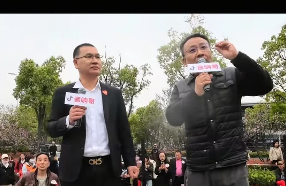 文字很奇妙！吹捧一个人，如果他担当得起，就是夸。如果担当不起，就变成黑。比如说，