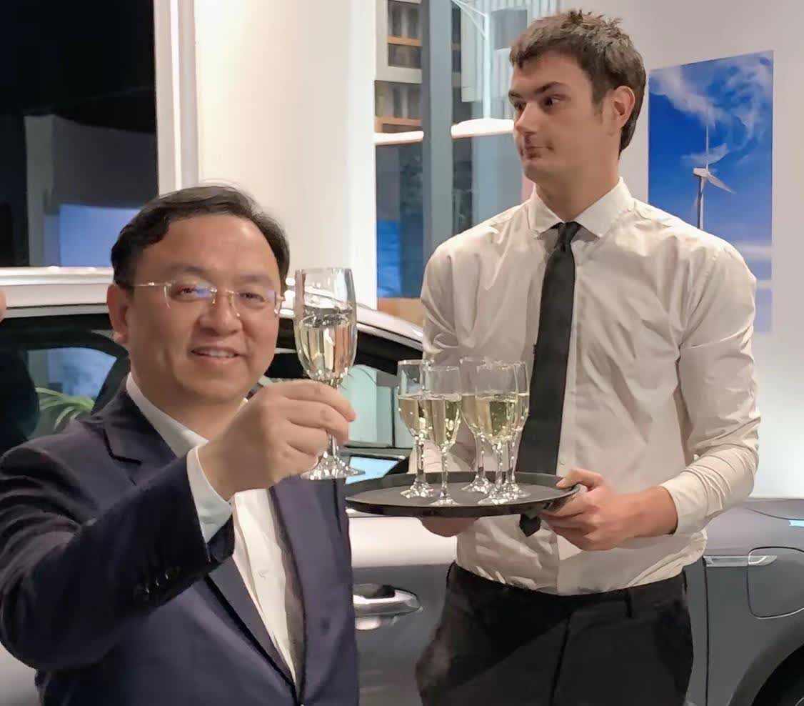 王传福夜里该醒了！

比亚迪的工程师们或许真该加个班。

不是市场出了新