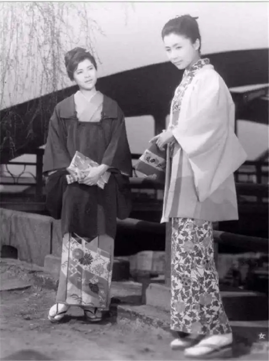 1937年，227团副团长王近山视察新军训练时，2名从他身边经过的女兵向他敬礼！
