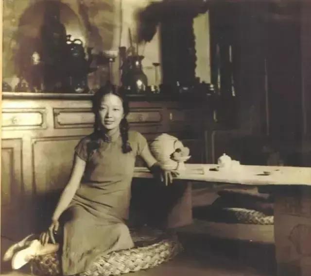 夏日，猫与书卷女孩。
我认识一位小姐姐，她如今在一所大学里念书，好像是研二。那天
