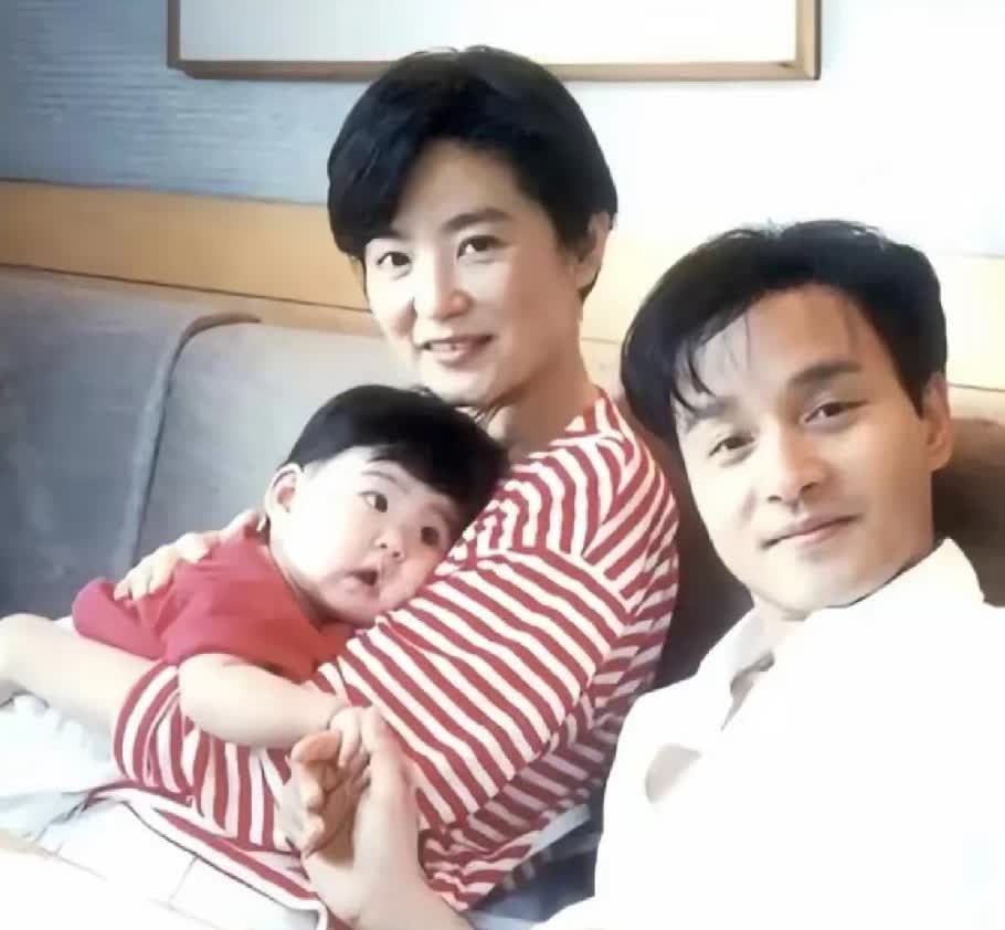 张国荣与林青霞私下聚会时的照片，彼时的林青霞已为人母，留着短发，穿着朴素，但是依