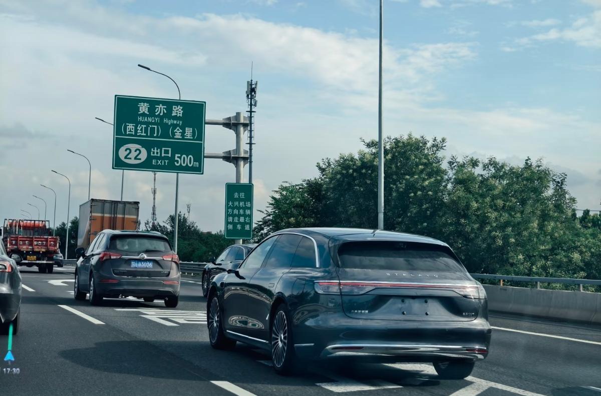 享界S9T实车，这应该是在北京南五环上，这把一下就让咱看两个颜色，「灰色」和「黑