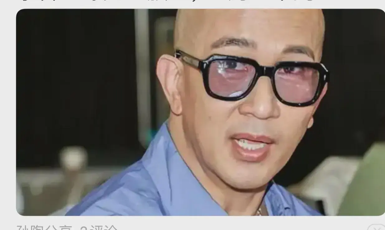 现在网上评论最多的是具咋还住在豪宅里，到底是走还是留？为什么ww人不怎么骂他？