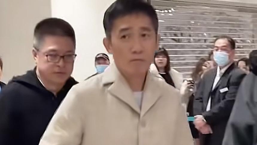 梁朝伟太平山晨跑被偶遇，63岁的他满头白发，面部老态，小腹突出