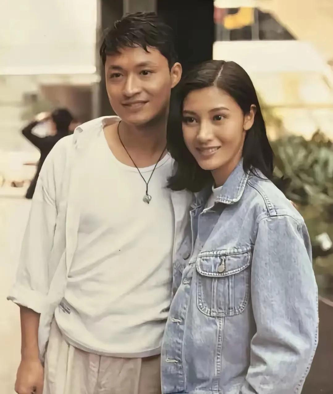 难怪李嘉欣当年爱惨了马景涛，不爱黎明是有原因的，那时的马景涛比黎明还帅，个子也更