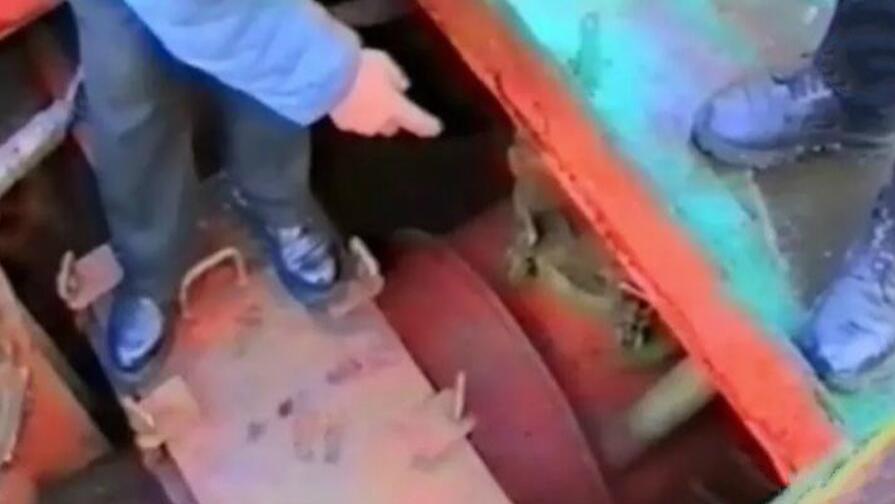 1999年，波兰一拖船被异物缠住，捞出一看是张漂亮姑娘的皮