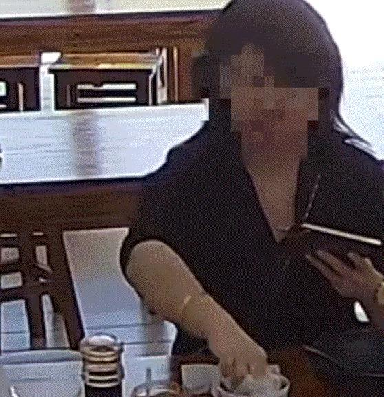 太坏了！一女子去饭店吃饭，吃完饭后女子便用纸擦鼻涕，不料女子擦完鼻涕后，竟将鼻涕