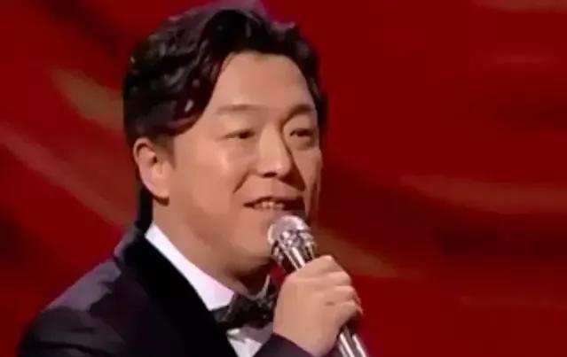 黄渤的脱口秀堪称一绝。他往台上一站，自带幽默磁场。表演时妙语连珠，用诙谐话语调侃