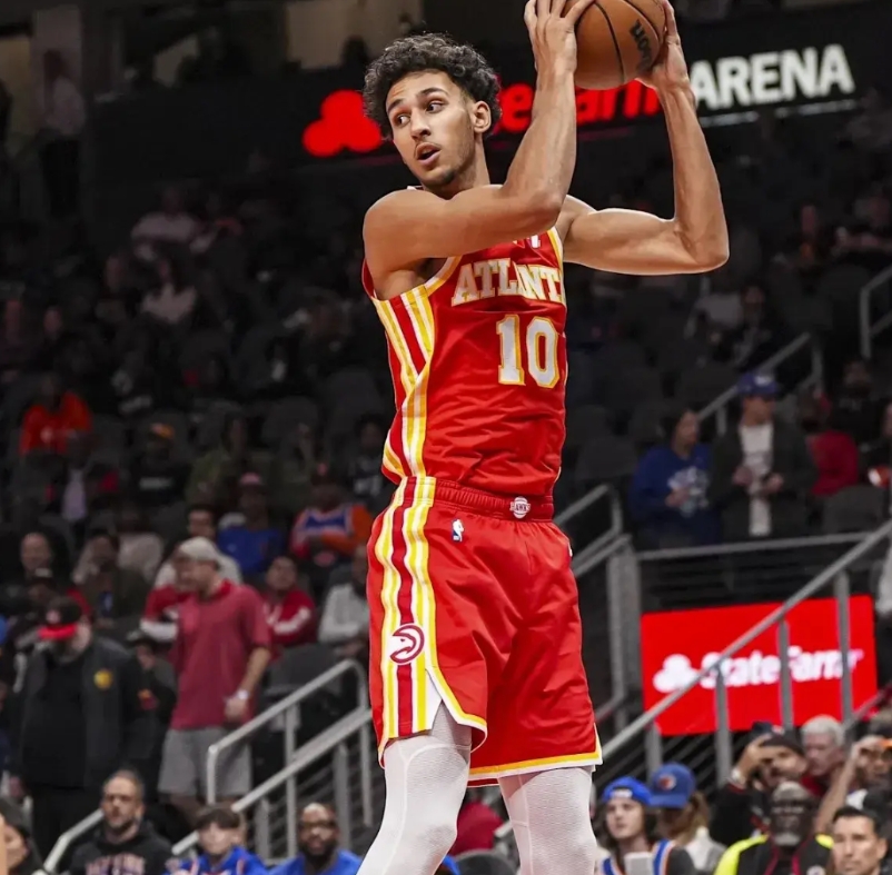 史上最烂水货状元老鹰里萨谢！
现在明白欧洲篮球和NBA的差距了吧！
这货今天生死