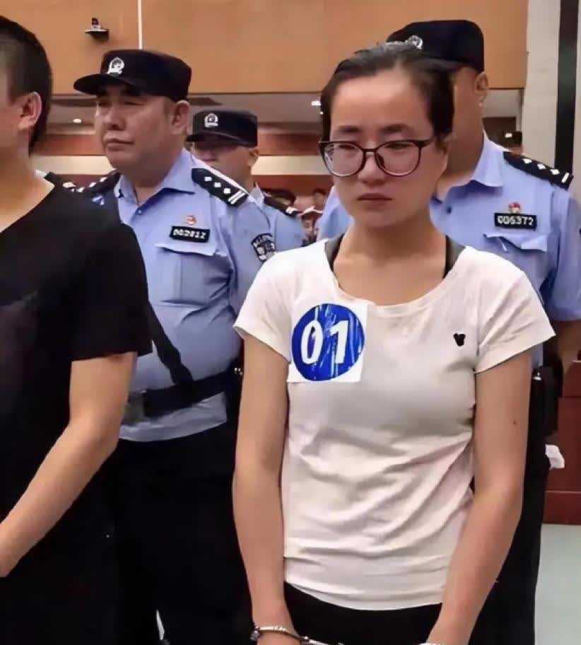 乖乖女学霸，居然是黑老大？硕士在读的杨春燕，上课时被警察带走，老师同学都惊呆了。