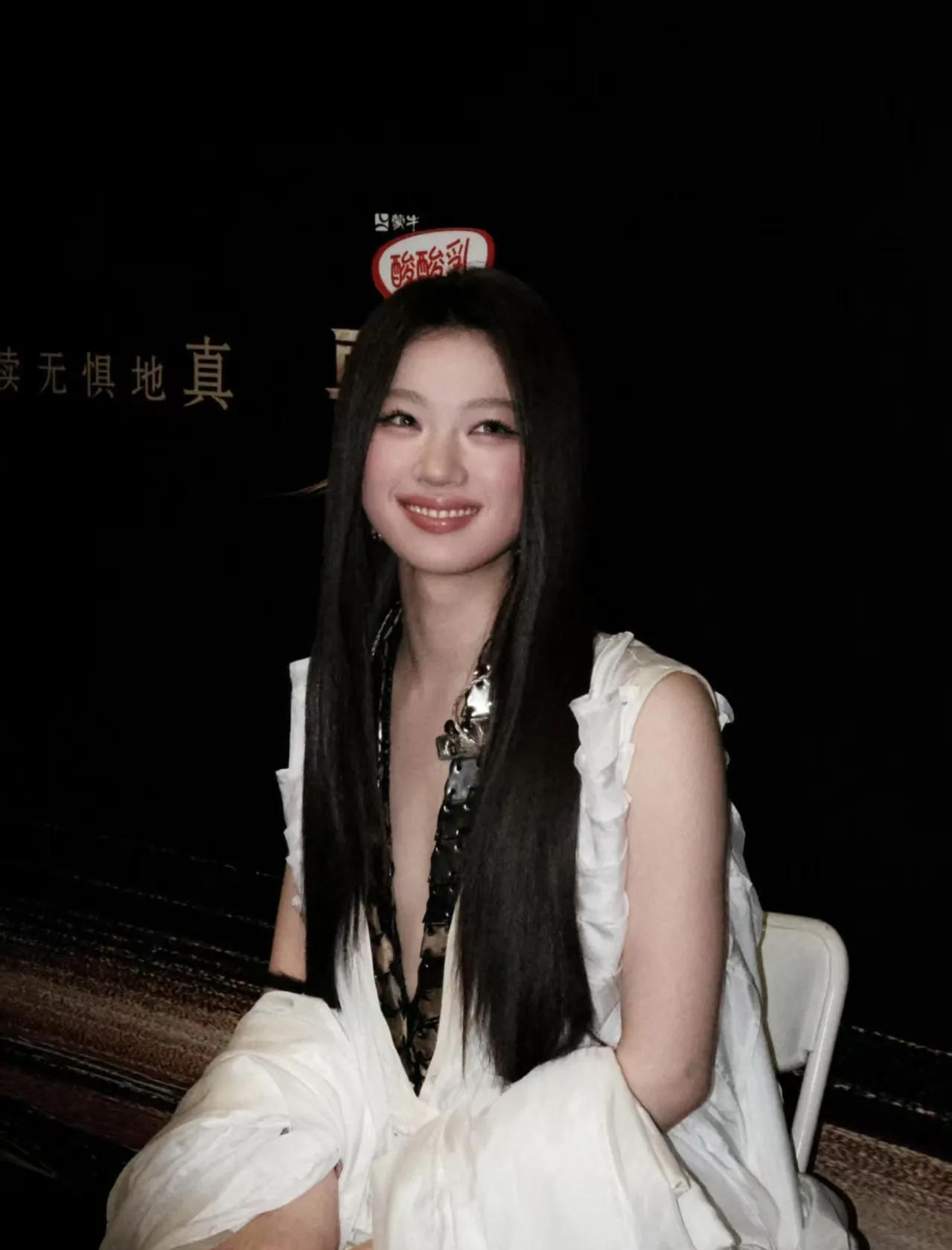 单依纯该醒醒了，别再这么自以为是。
单依纯采访时说和常石磊互相欣赏，很享受和他的