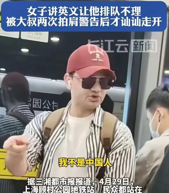 谁来了都一样！4月29日，外国男子地铁插队，女生好心用英语劝说，他却冲女生说到: