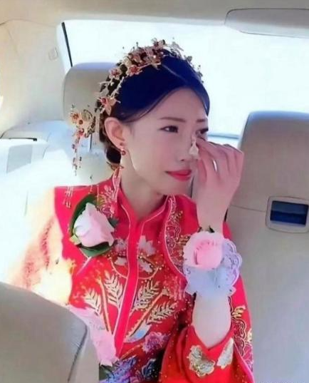 哈尔滨姑娘林婉晴远嫁南京。婚礼当天，娘家50余人自驾19辆车前来，入住婆家预订的