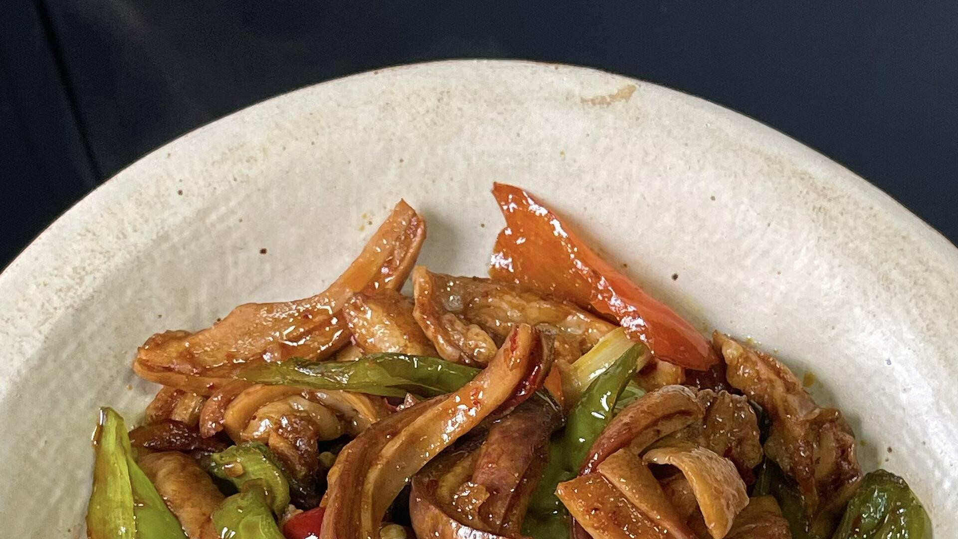 肥肠猪肚尖椒炒，香辣诱惑不可挡！