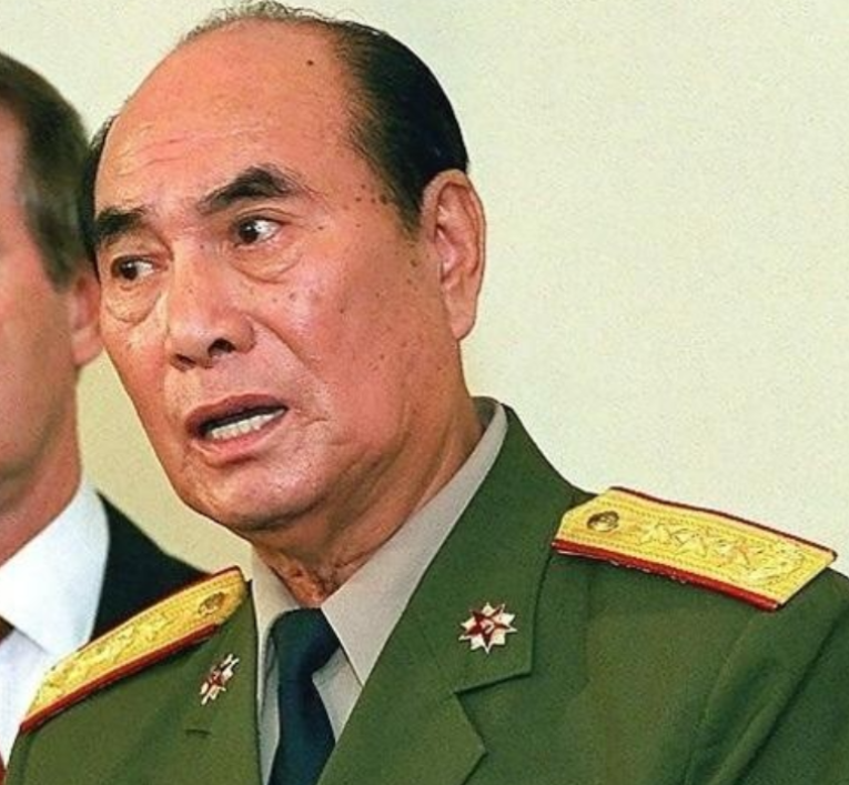 1989年，那个时候担任广州军区司令的张万年将军在夜里值班，想着抽烟，结果烟刚抽