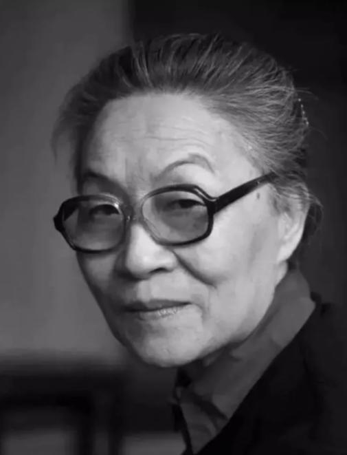 那是个闷热的午后，藤萝架的阴影在院子里投下斑驳的光点。钱瑗，36岁，清华大学外文