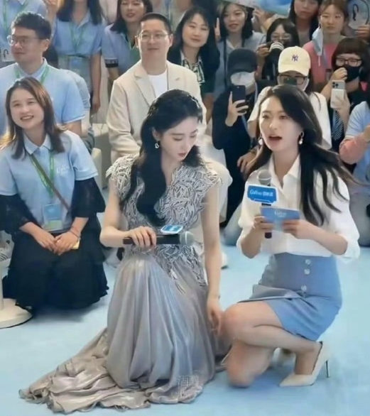 刘诗诗果然是人美心善，居然用裙摆保护身边的女主持人 ​​​
