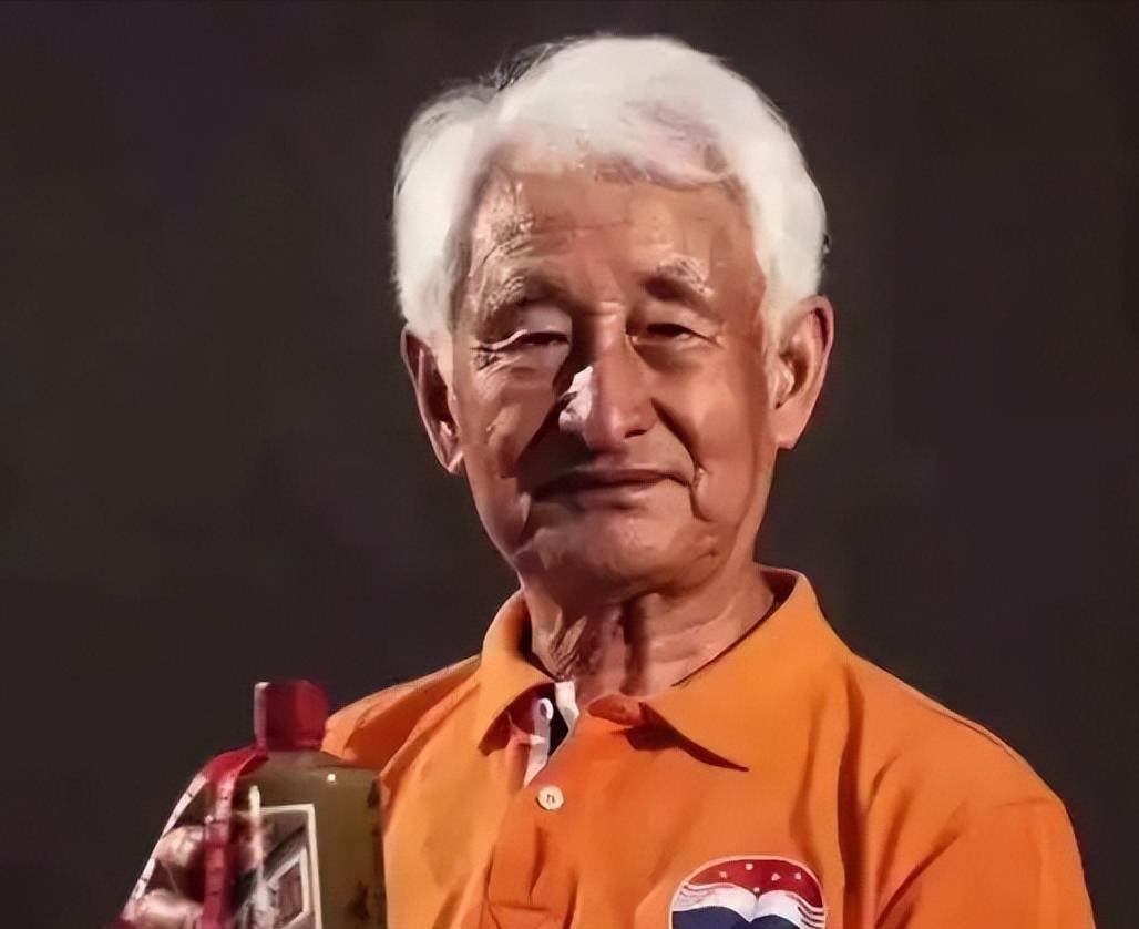 [浮云]48年喝掉2吨茅台，2012年，茅台集团前董事长季克良称：“每天早晨我会