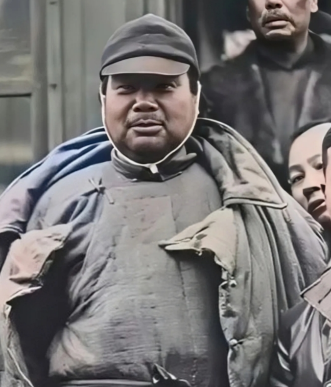 1927年，蒋介石邀请冯玉祥到徐州会谈，可谁知，蒋介石和一行随从的官员，在车站等