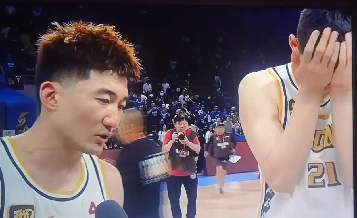 男儿有泪不轻弹，只是未到伤心处！此话，在CBA总决赛最后一场比赛的时刻。可以变成