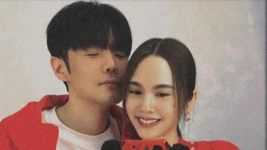 李荣浩凌晨4点赶飞机只为看老婆演唱会，宠妻人设天花板！