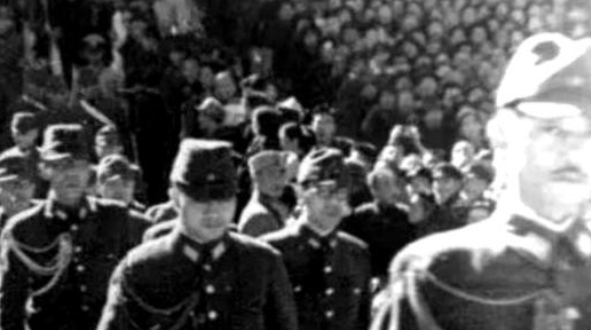 1937年，一位日本军官在大连“庆祝攻占南京胜利”，正当他伸直脖子弯腰90度鞠躬
