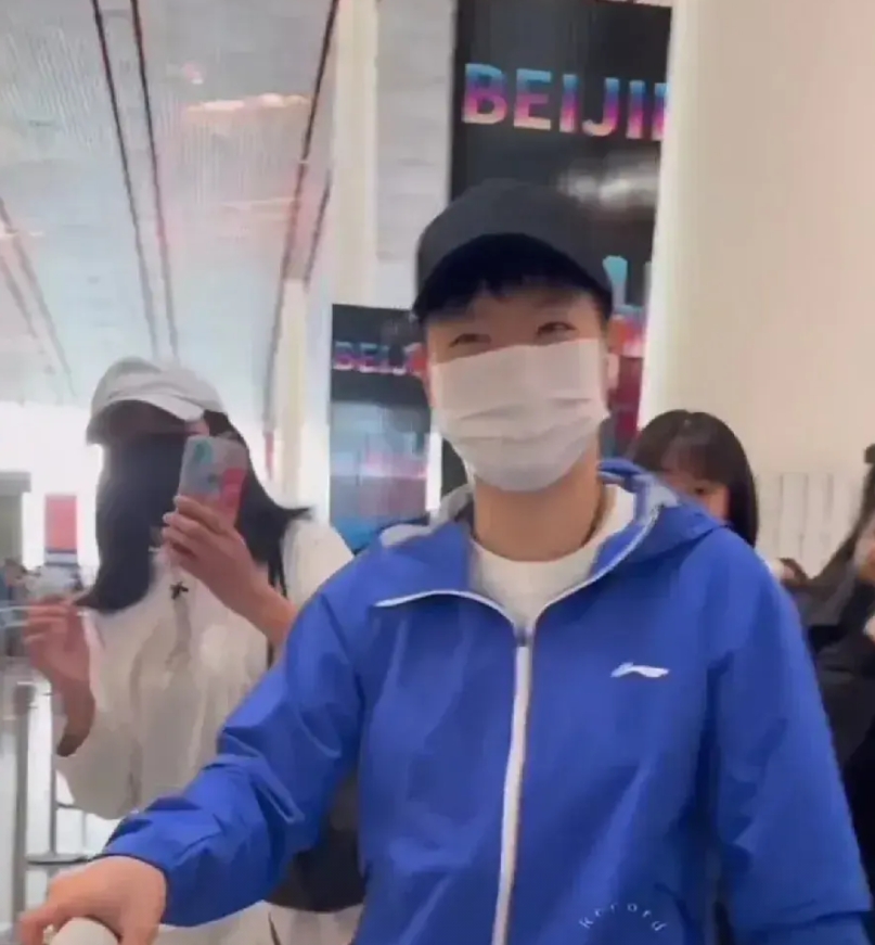 我发现一个有趣的现象，我想说出来，又担心我说了以后，会让莎莎的粉丝不高兴。

我