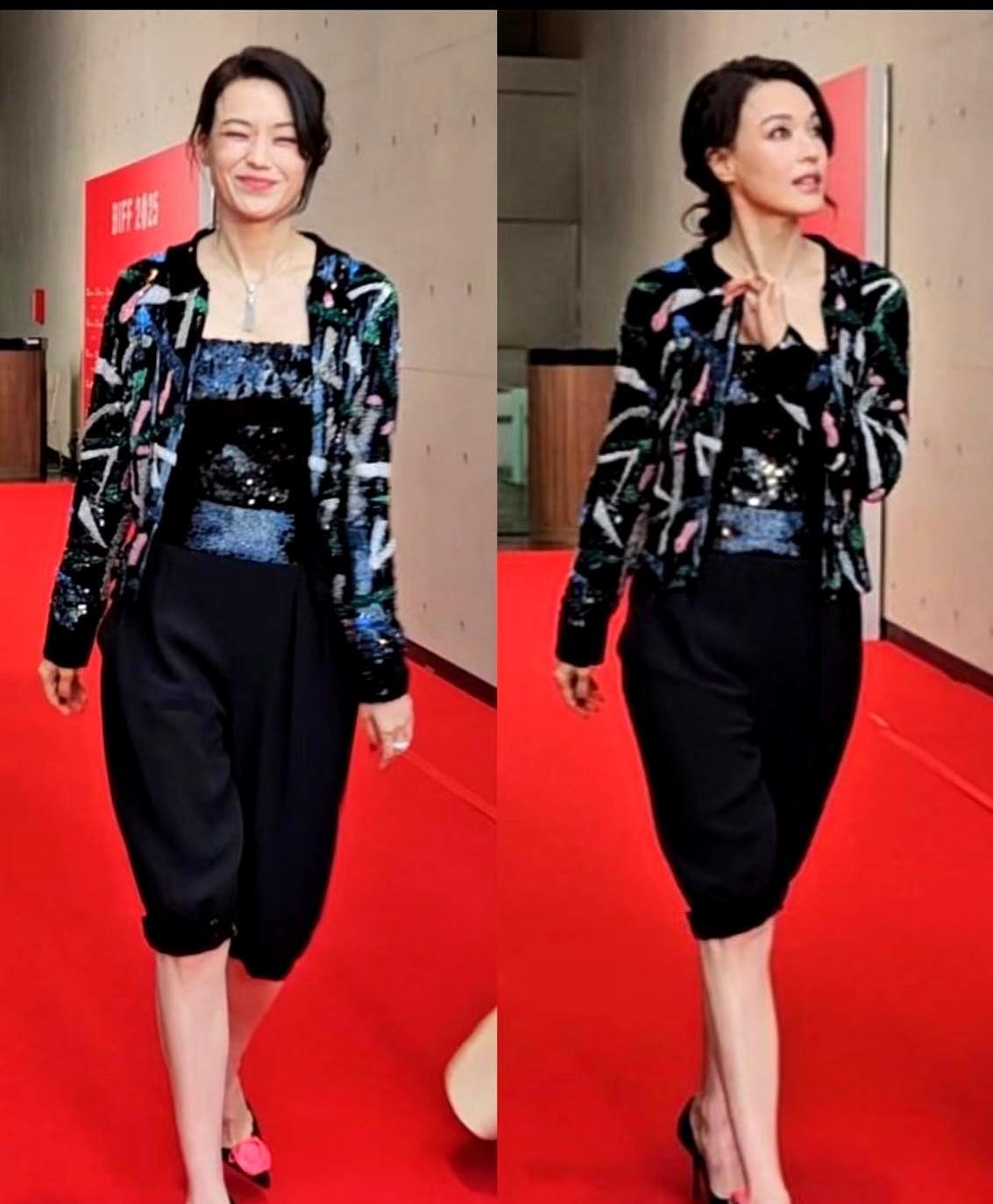 舒淇穿得像大妈？她故意的！
釜山红毯上，舒淇把20万高定穿成菜场开衫，全网笑她翻