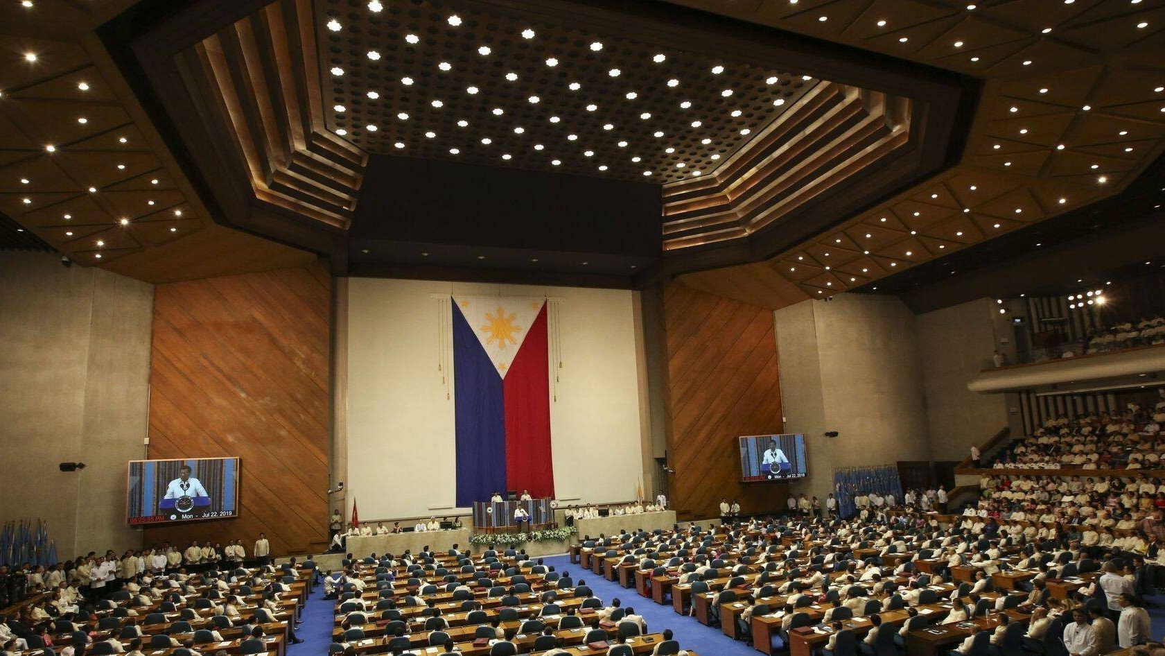 莎拉找到一位得力干将，一旦马科斯出事，便能立马夺回军政大权？