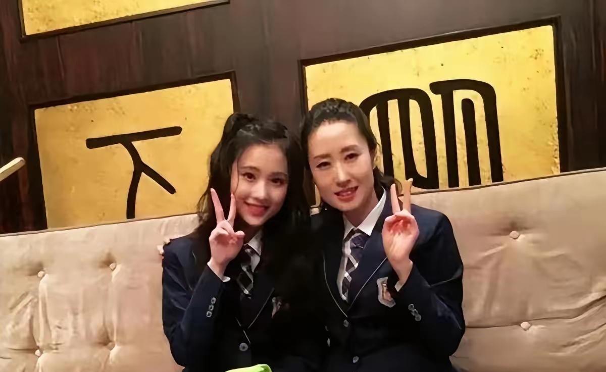 刘敏涛母女 万万没想到，女儿比刘明涛还是漂亮，这颜值不做明星真的好可惜啊！长的很