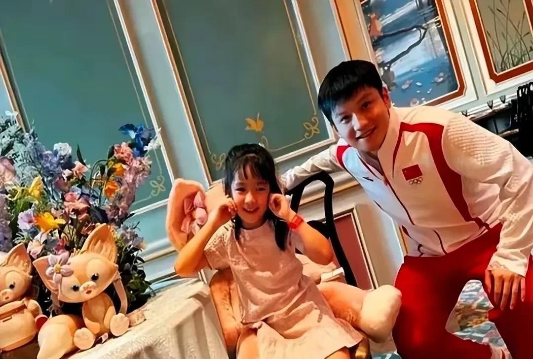 实锤了，粉丝再怎么洗也掩饰不住樊振东是王励勤圈子里的人！刷到几张照片，都是樊振东