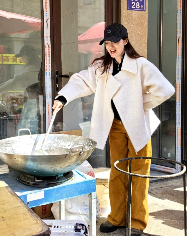 她本来能成为第二个巩俐的，年纪轻轻获得影后，演技与美貌并存，可惜当红时嫁给美国导