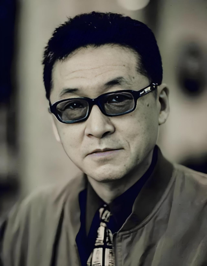 李敖在一次节目中说：“胡适曾经送给他两件东西，被他以200万的高价变卖出去了。”
