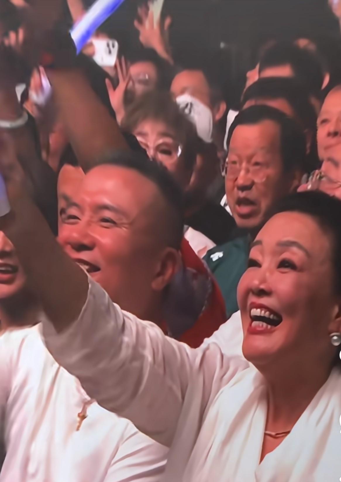 难怪张兰今天没播多久就下播了！
原来她和老朋友一起来看姜育恒的个人演唱会了！张兰