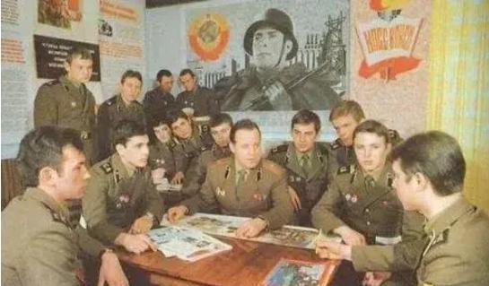 1985年，叛逃美国的苏联空军副司令科舍列夫正在上厕所时，克格勃一名隐藏的杀手从