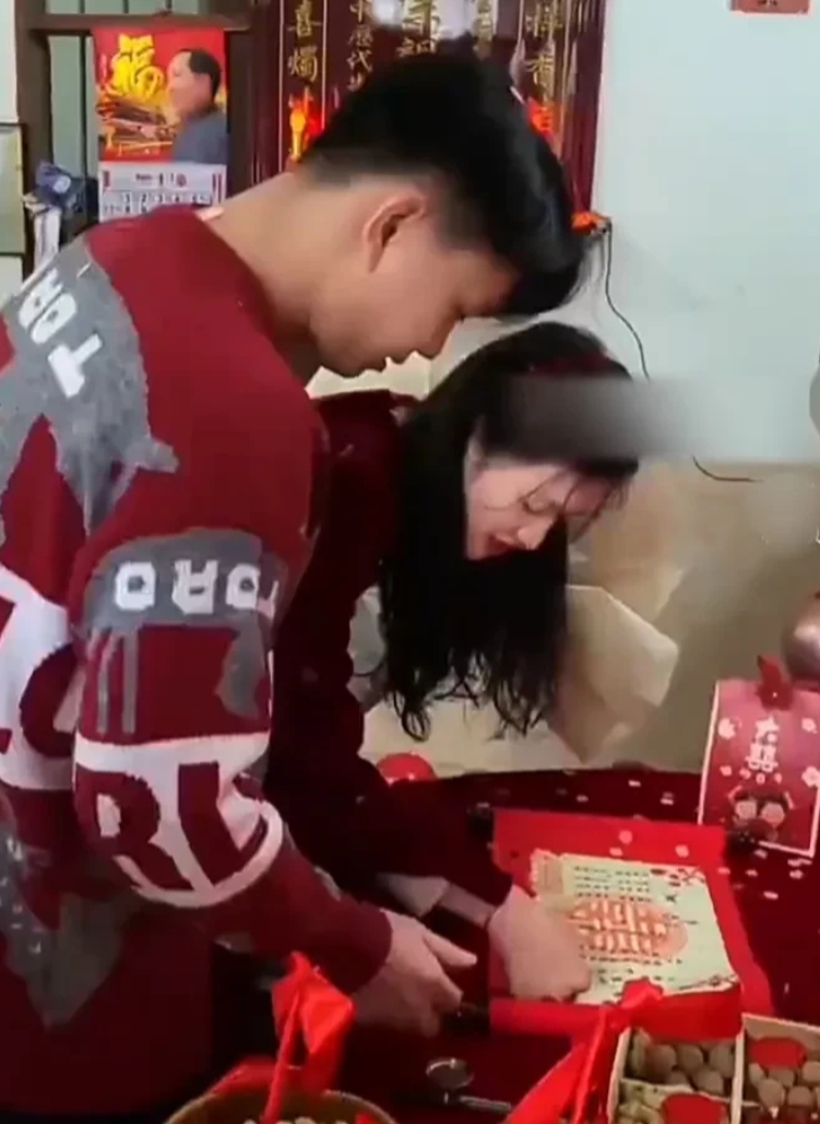 最好的缘分！2月25日，广西南宁一名00后小伙把大学班主任娶回家，小伙的母亲表示