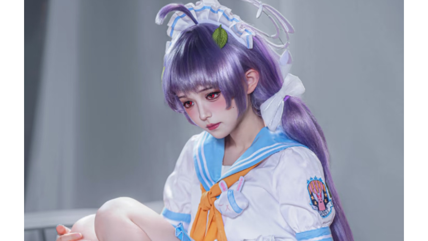 碧蓝档案霞沢美游 cos：软萌少女把校服穿成爆款