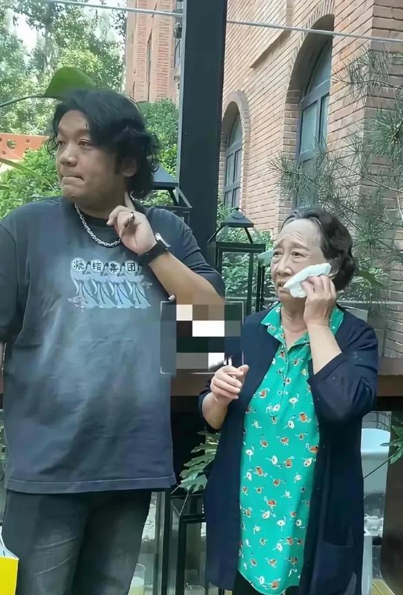 《家有儿女》
姥姥还是那个姥姥，小雨却长成了暴雨梨花针！[捂脸][捂脸][捂脸]