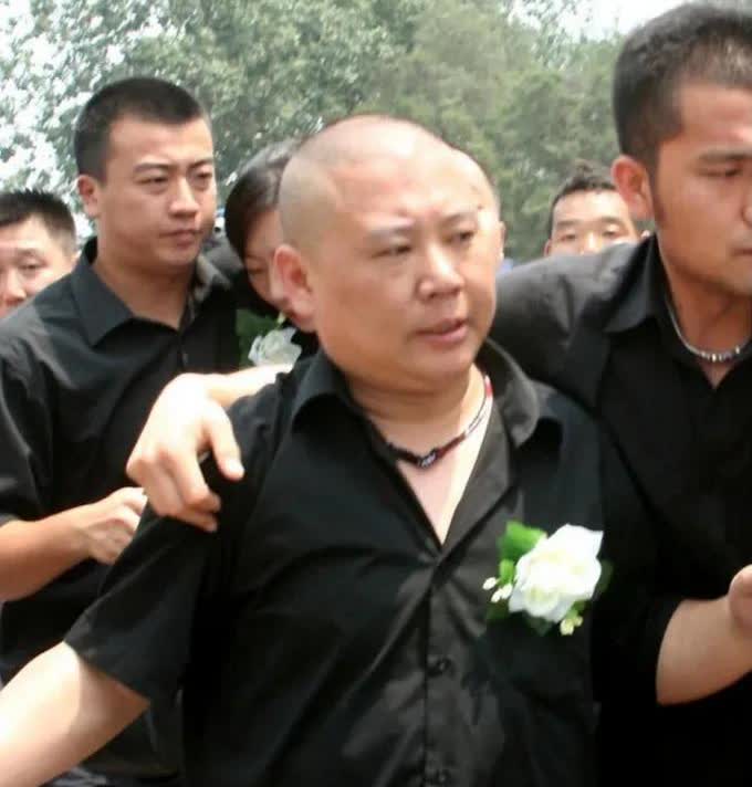 这张照片展现出了郭德纲2007年参加他的师父侯耀文葬礼时的情景，那时候的他悲痛难