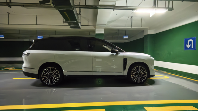 白外无敌颜值
随便拍一张都是美颜

