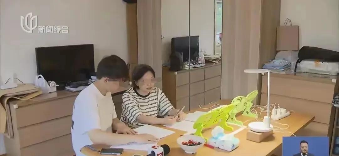 上海，一女子租下了一套79平，月租金8000多元的房子，签合同时，发现房产证上写