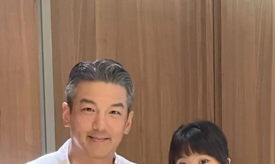 贾静雯的大女儿梧桐妹长的和她爸爸太像了，就像一个模子刻出来的，一看就是亲生的，真