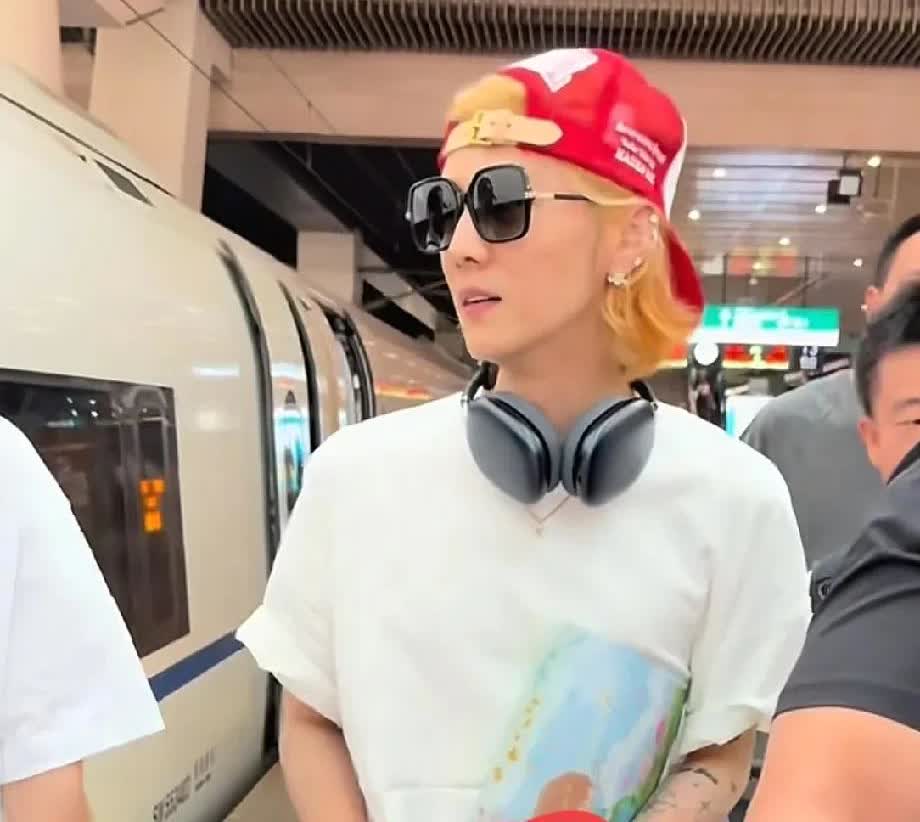 鹿晗呀

你让我说你什么好呢

年纪也不小了，怎么还这么不注意形象呢，美