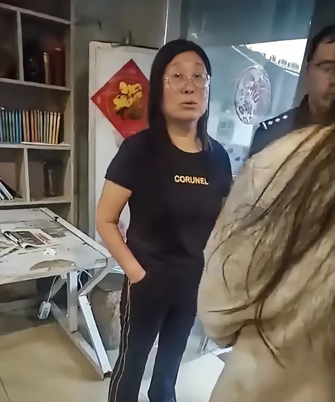 大妈捡到手机拒不归还，竟还理直气壮！
 
这大妈想不火都难！失主丢手机，电话