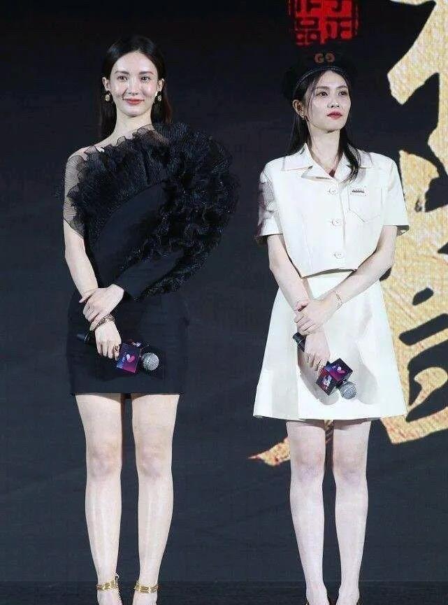 两位女明星的同框，第一眼就能看到左边的金晨，那个时候的她五官精致，鼻子立体，整个