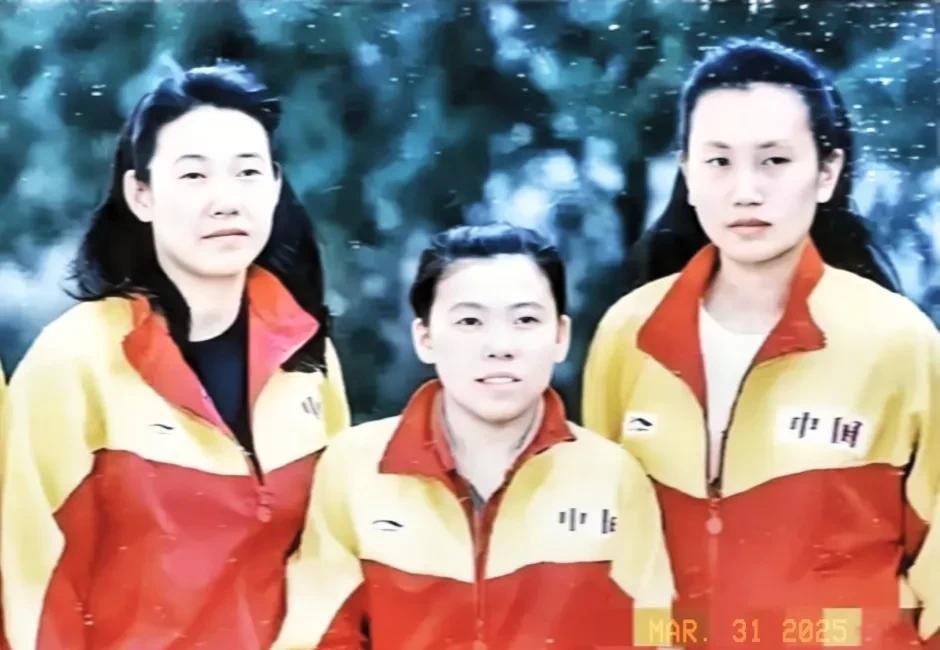 九十年代的乒乓球运动员，中间的是邓亚萍，能认出来左右两边的人绝对是当年真正的乒乓