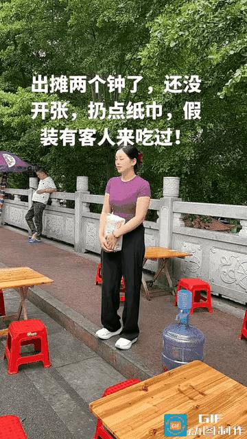 自从生活出现变故以后，这位女士便开始自谋生路，自己开了一个烧烤摊，今天终于营业了
